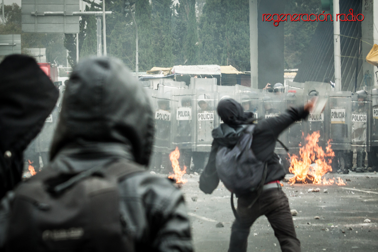 20 de noviembre. Enfrentamiento entre manifestantes y policía, se pretendía tomar el aeropuerto internacional de la Ciudad de México. Fotografía por Carlos Ogaz