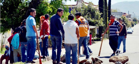 Normalistas Bloquean Carretera Federal Tamazulapan-oaxaca