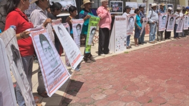 Presentan Visual Action Ayotzinapa muestra fotográfica internacional en solidaridad con los 46 ausentes