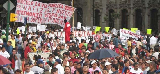 Por la vivienda, el transporte, el comercio, la educación y la cultura y en contra de las políticas de Gobierno del DF