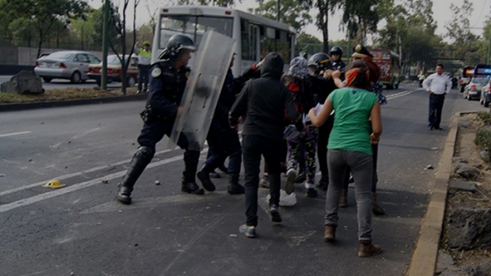 Represión en CCH Vallejo-Avenida de los 100 metros.