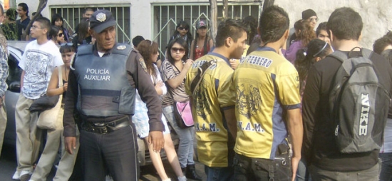 Atacan porros a colectivos de activistas reunidos en el Auditorio Che Guevara