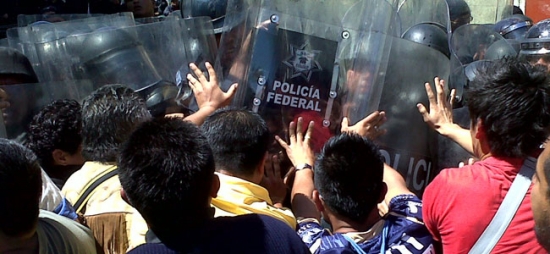 Represión a los estudiantes organizados del bachilleres  2.