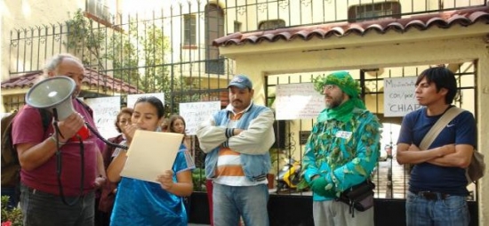 Protesta ante la casa de representación de Chiapas