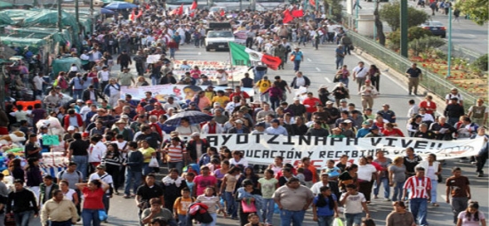 Guerrero, Ayotzinapa: Policía Estatal y Federal reprime a profesores, 56 detenidos