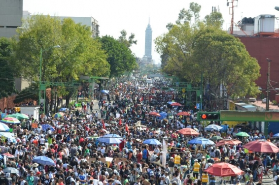 4: 10 pm. Dio inicio la histórica movilización del 2 de Octubre a 45 años del movimiento estudiantil y de la masacra de la Plaza de las Tres Culturas. El contingente avanza sobre eje central con dirección al Zócalo.