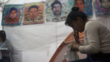 «Exigimos vidas»: Instalan plantón padres y madres de Ayotzinapa