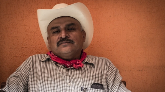 Tomas Rojo, Vocero de las Autoridades Tradicionales de la Tribu Yaqui, en la cabina de Regeneración Radio.