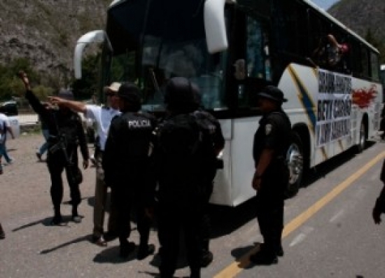 Caravana humanitaria a Copala, cerco paramilitar y policiaco impiden su arribo al municipio autónomo